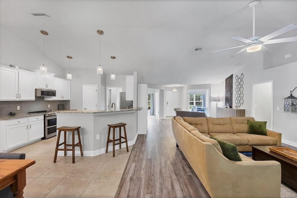 Activo con contrato: $434,900 (4 camas, 2 baños, 2557 Pies cuadrados)