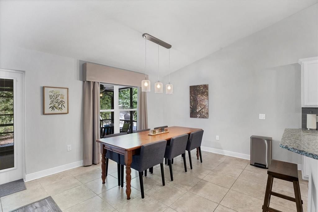 Activo con contrato: $434,900 (4 camas, 2 baños, 2557 Pies cuadrados)