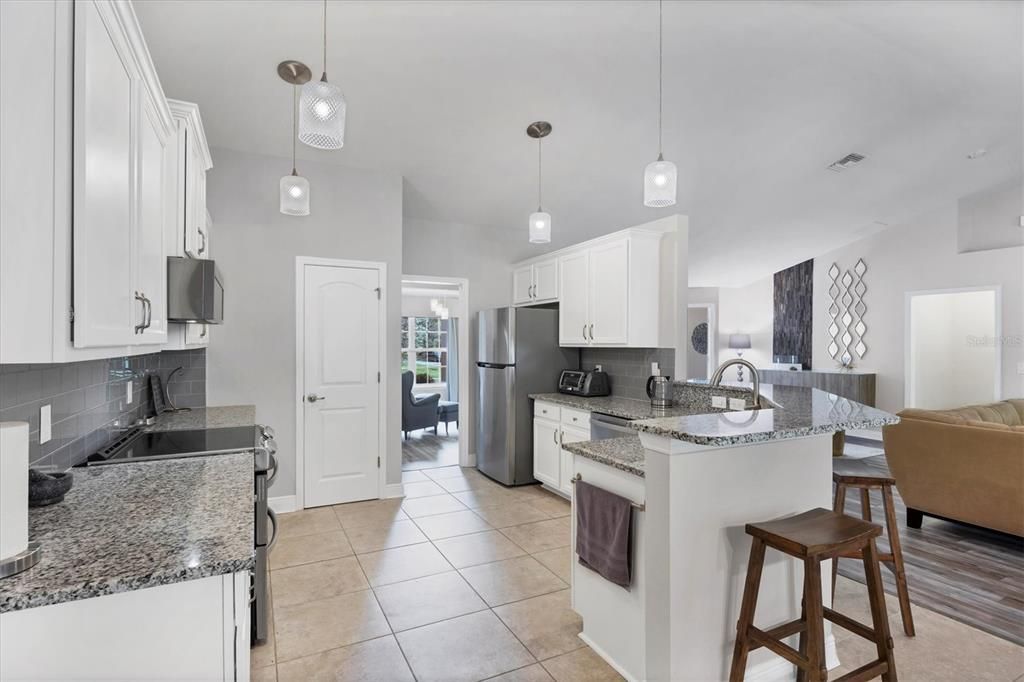 Activo con contrato: $434,900 (4 camas, 2 baños, 2557 Pies cuadrados)