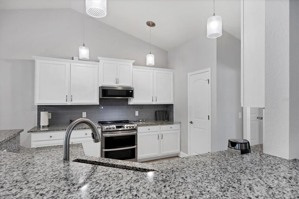 Activo con contrato: $434,900 (4 camas, 2 baños, 2557 Pies cuadrados)