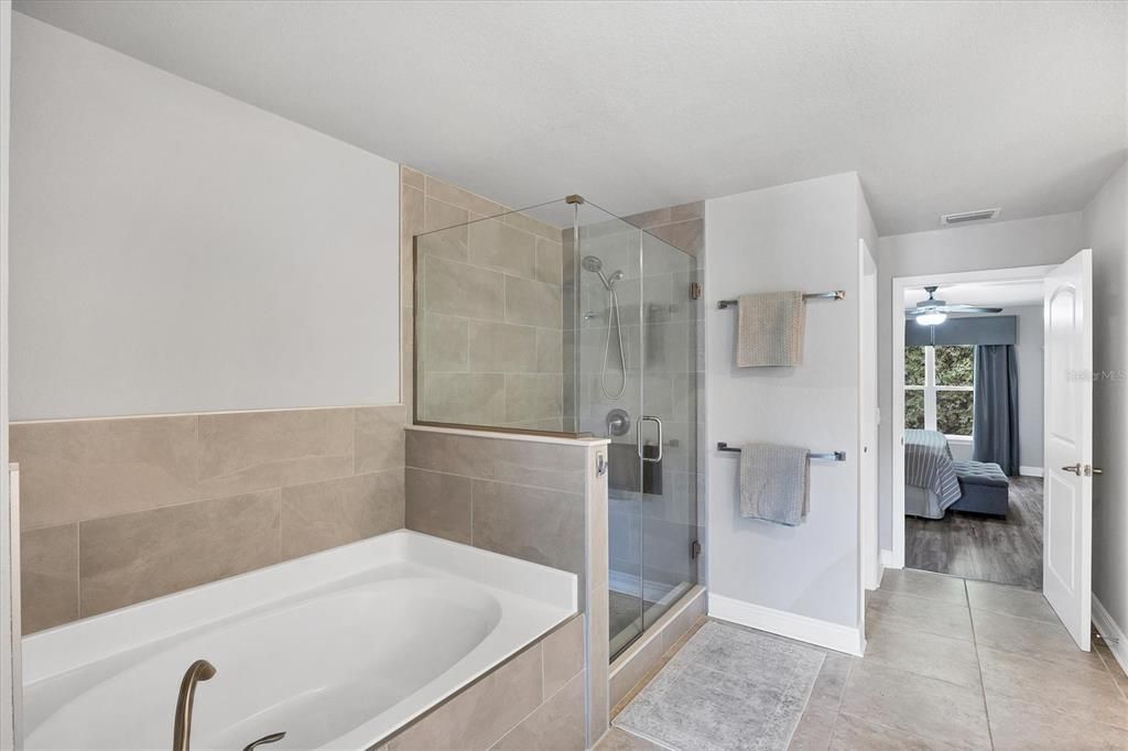 Activo con contrato: $434,900 (4 camas, 2 baños, 2557 Pies cuadrados)