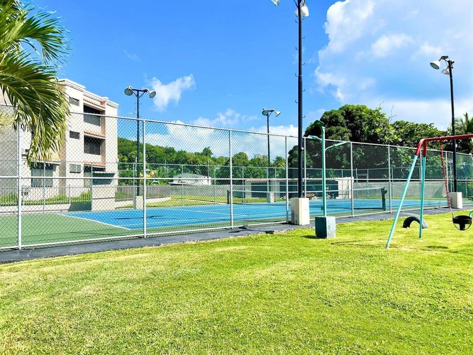 待售: $325,000 (3 贝兹, 2 浴室, 3081 平方英尺)