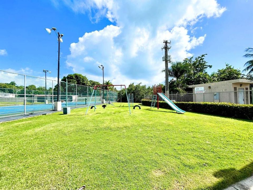 待售: $325,000 (3 贝兹, 2 浴室, 3081 平方英尺)