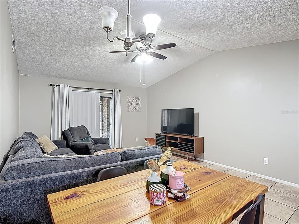 For Sale: $184,000 (2 beds, 2 baths, 938 Square Feet)