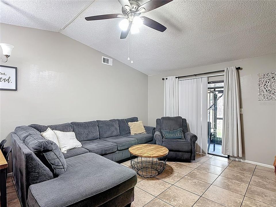 For Sale: $184,000 (2 beds, 2 baths, 938 Square Feet)