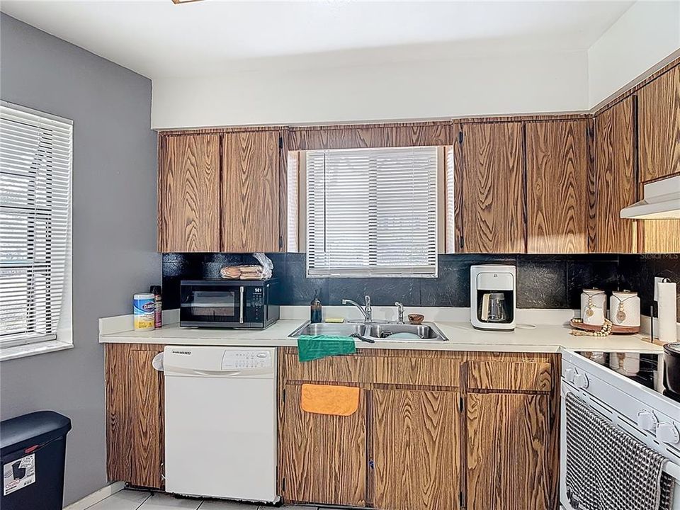 For Sale: $184,000 (2 beds, 2 baths, 938 Square Feet)