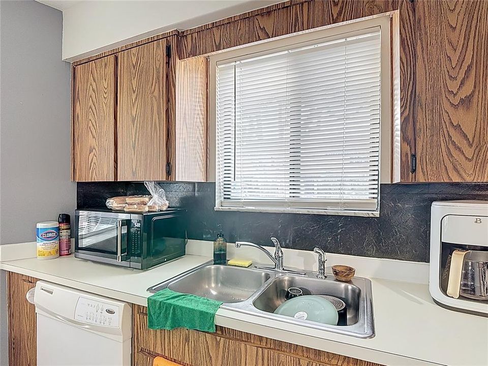 For Sale: $184,000 (2 beds, 2 baths, 938 Square Feet)