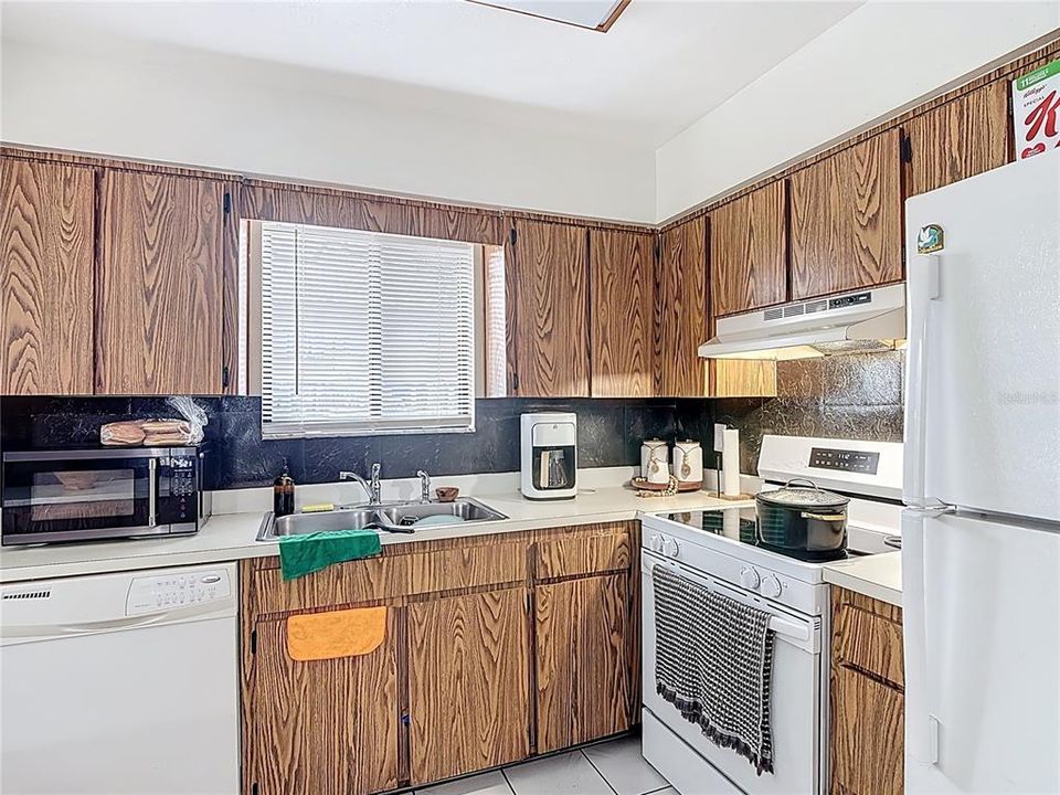 For Sale: $184,000 (2 beds, 2 baths, 938 Square Feet)