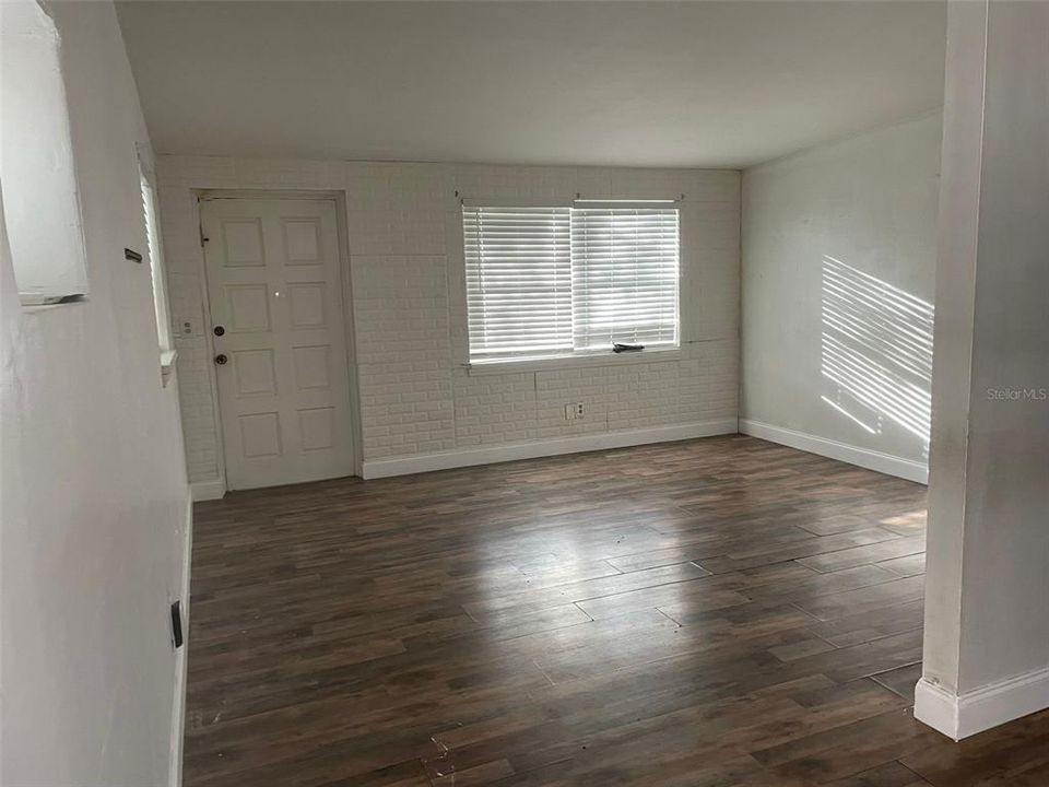 For Sale: $198,900 (2 beds, 1 baths, 840 Square Feet)