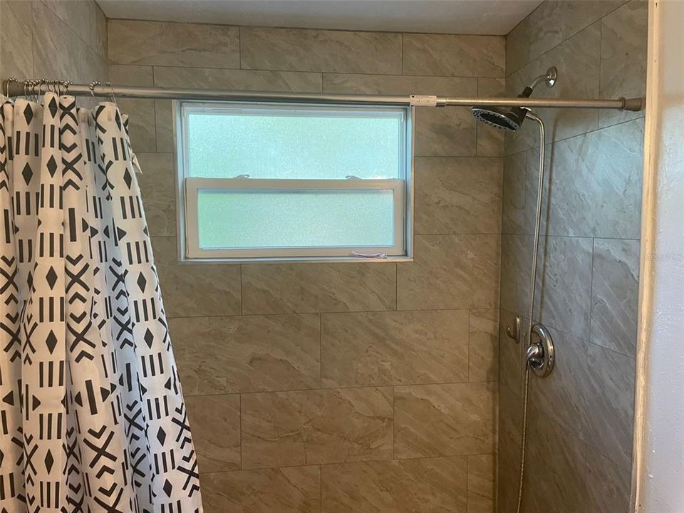 For Sale: $198,900 (2 beds, 1 baths, 840 Square Feet)