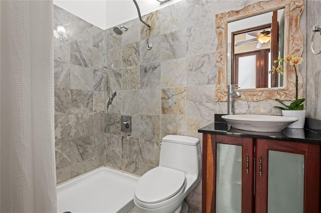 待售: $950,000 (2 贝兹, 2 浴室, 1218 平方英尺)