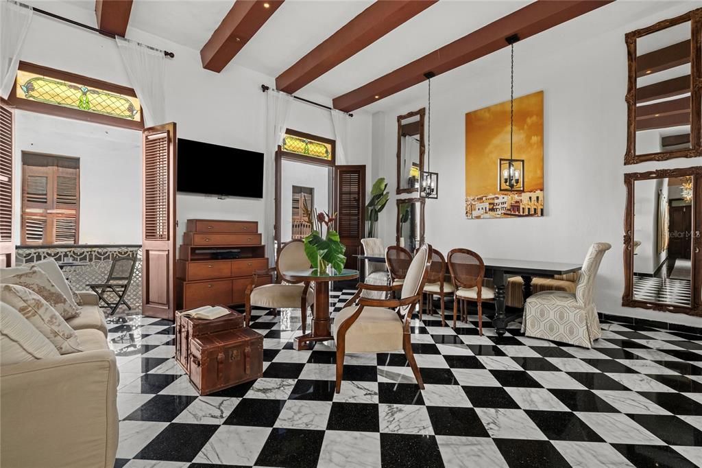 待售: $950,000 (2 贝兹, 2 浴室, 1218 平方英尺)