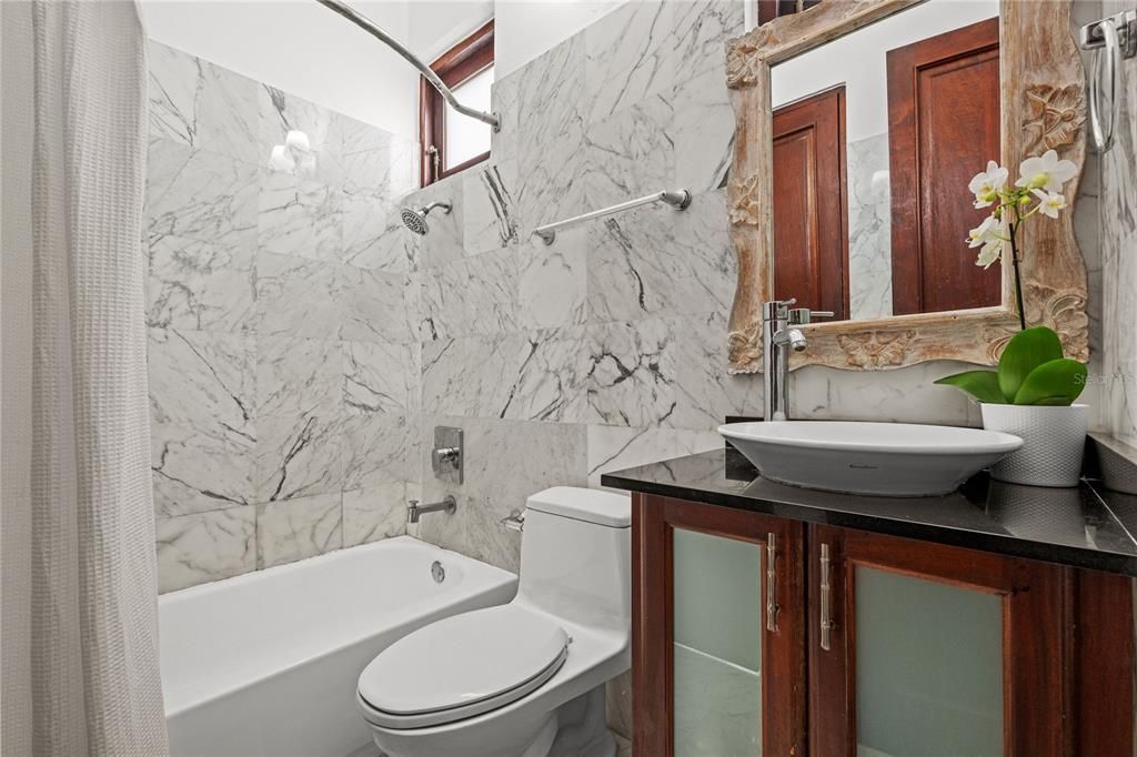 待售: $950,000 (2 贝兹, 2 浴室, 1218 平方英尺)