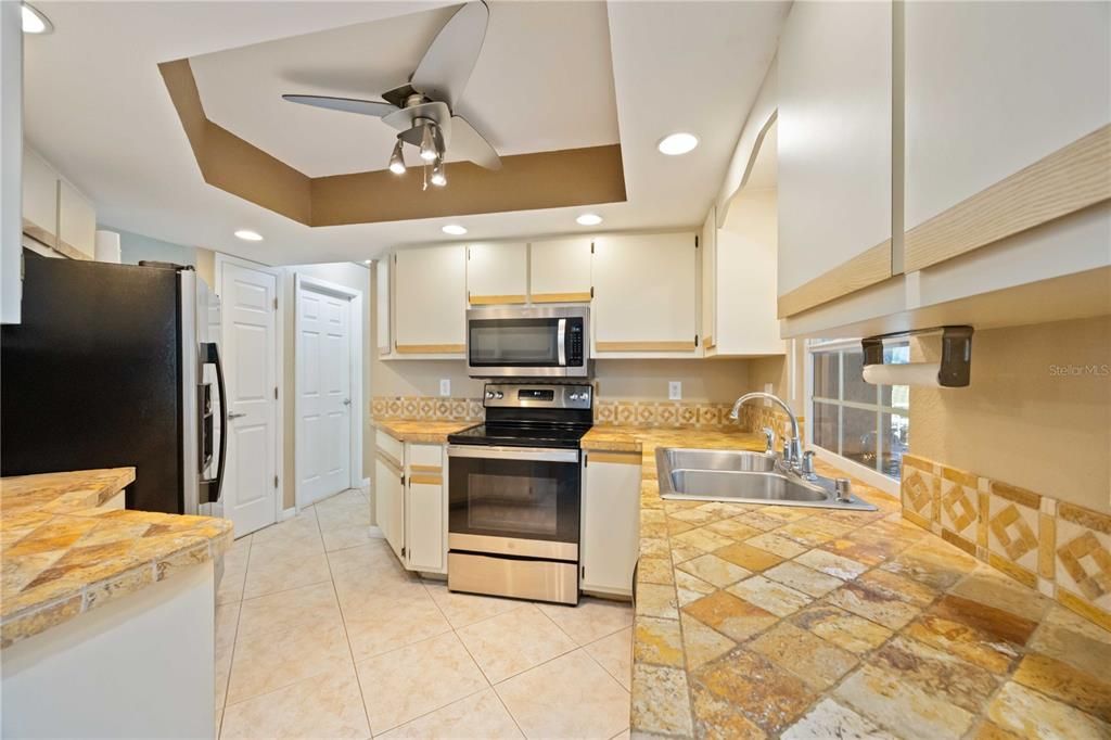 合同活跃: $295,000 (2 贝兹, 2 浴室, 1190 平方英尺)