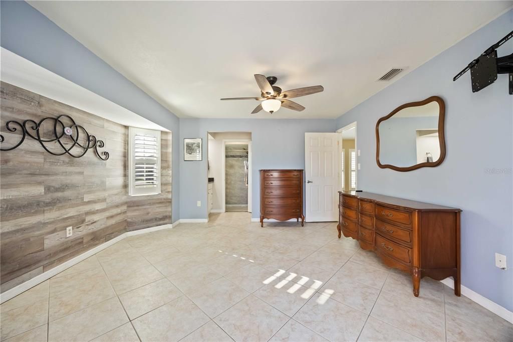 合同活跃: $295,000 (2 贝兹, 2 浴室, 1190 平方英尺)