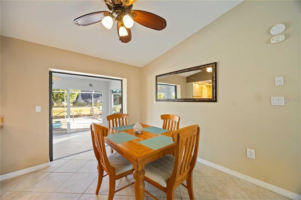 合同活跃: $295,000 (2 贝兹, 2 浴室, 1190 平方英尺)