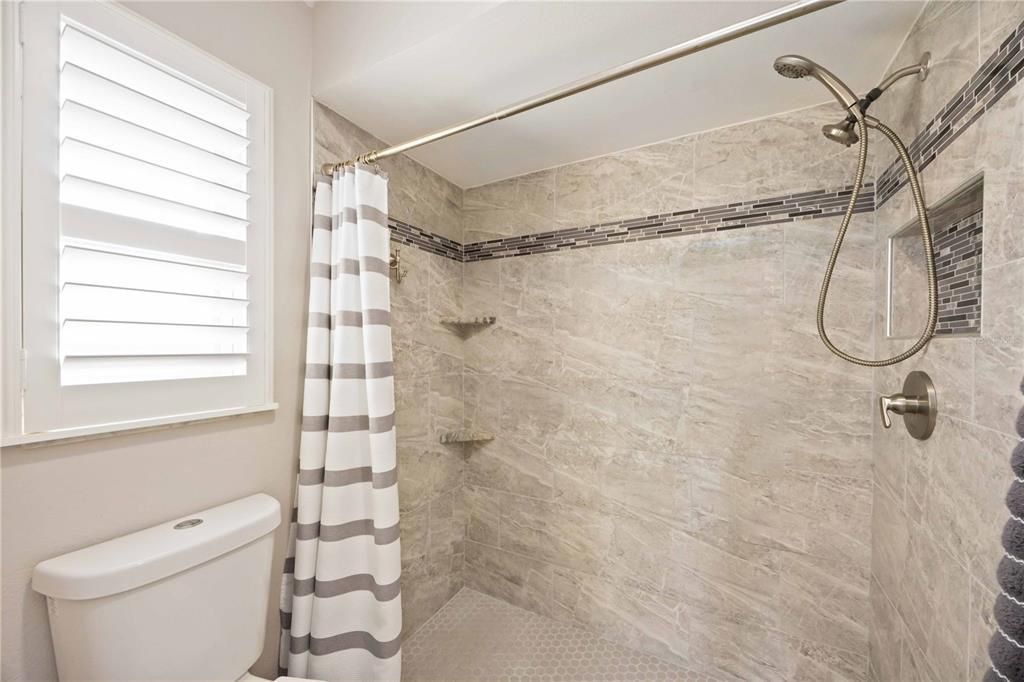 合同活跃: $295,000 (2 贝兹, 2 浴室, 1190 平方英尺)