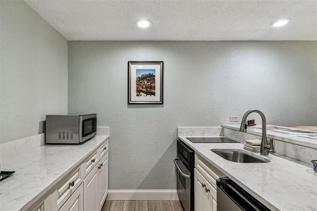 For Sale: $219,900 (1 beds, 1 baths, 610 Square Feet)