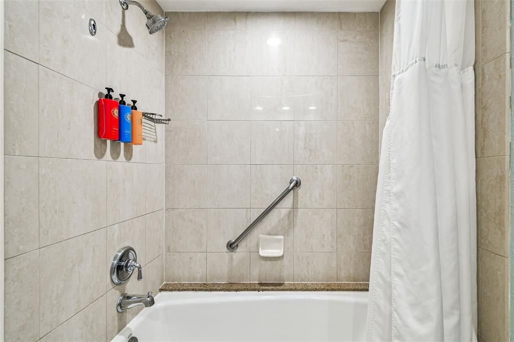 For Sale: $219,900 (1 beds, 1 baths, 610 Square Feet)