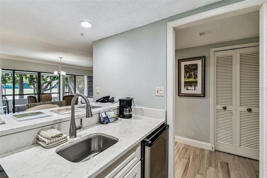 For Sale: $219,900 (1 beds, 1 baths, 610 Square Feet)