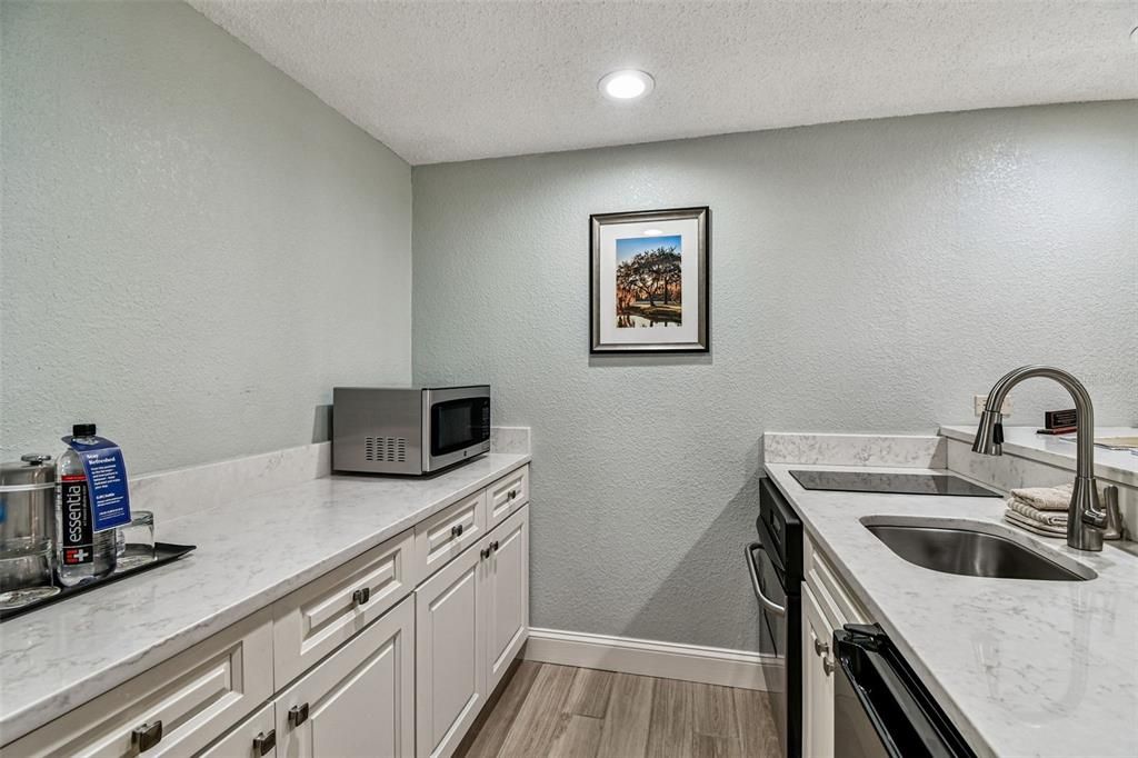 For Sale: $219,900 (1 beds, 1 baths, 610 Square Feet)