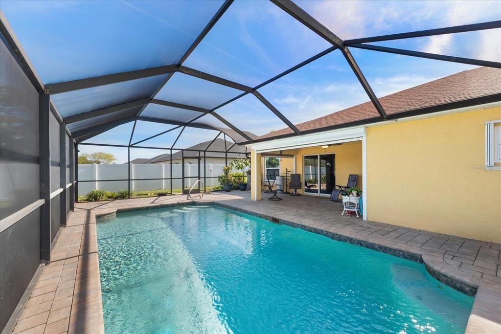 合同活跃: $299,000 (3 贝兹, 2 浴室, 1725 平方英尺)