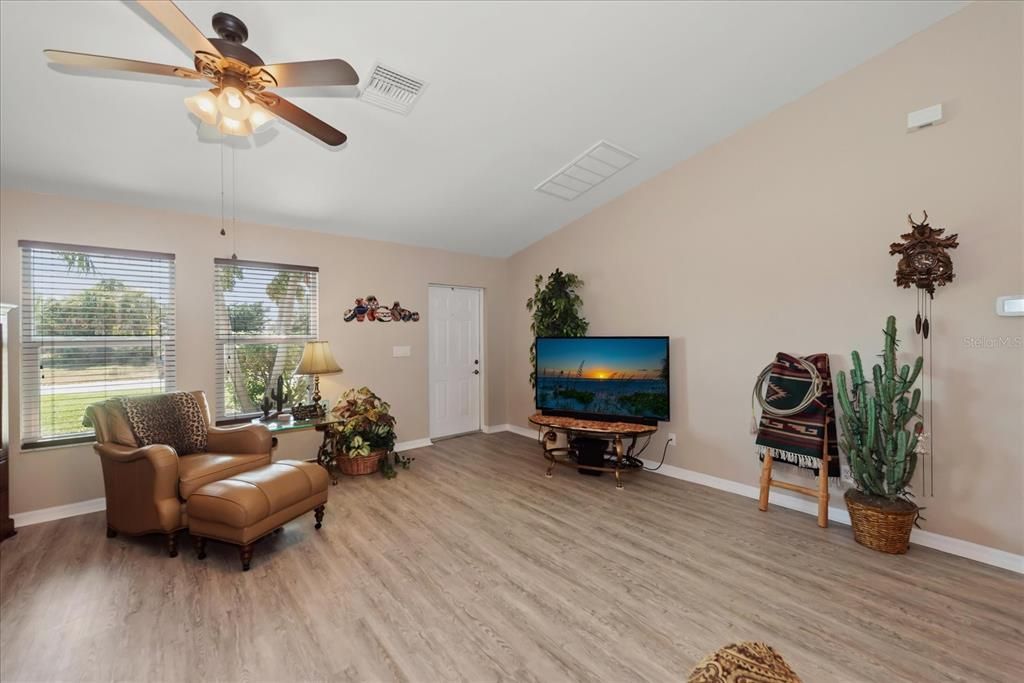 合同活跃: $299,000 (3 贝兹, 2 浴室, 1725 平方英尺)