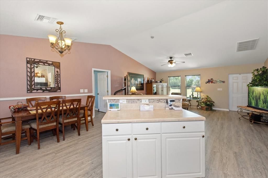 合同活跃: $299,000 (3 贝兹, 2 浴室, 1725 平方英尺)