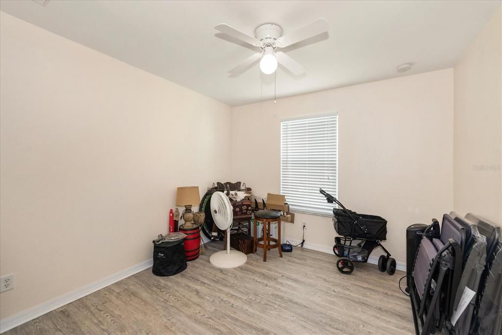 合同活跃: $299,000 (3 贝兹, 2 浴室, 1725 平方英尺)