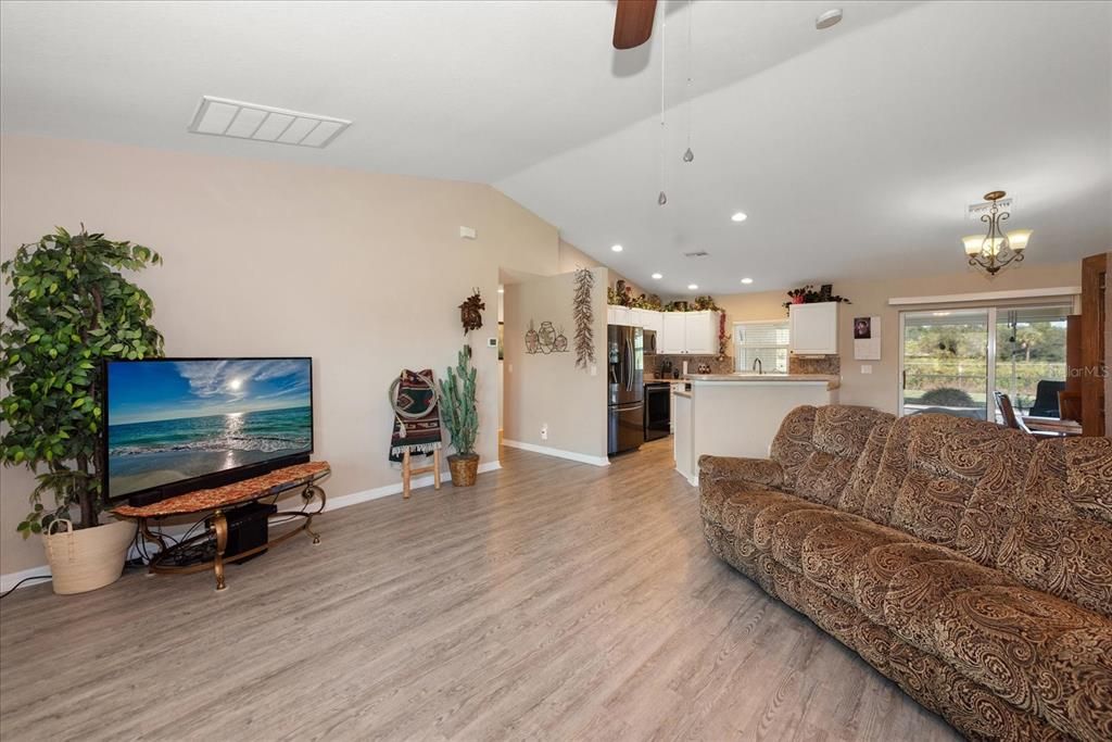 合同活跃: $299,000 (3 贝兹, 2 浴室, 1725 平方英尺)