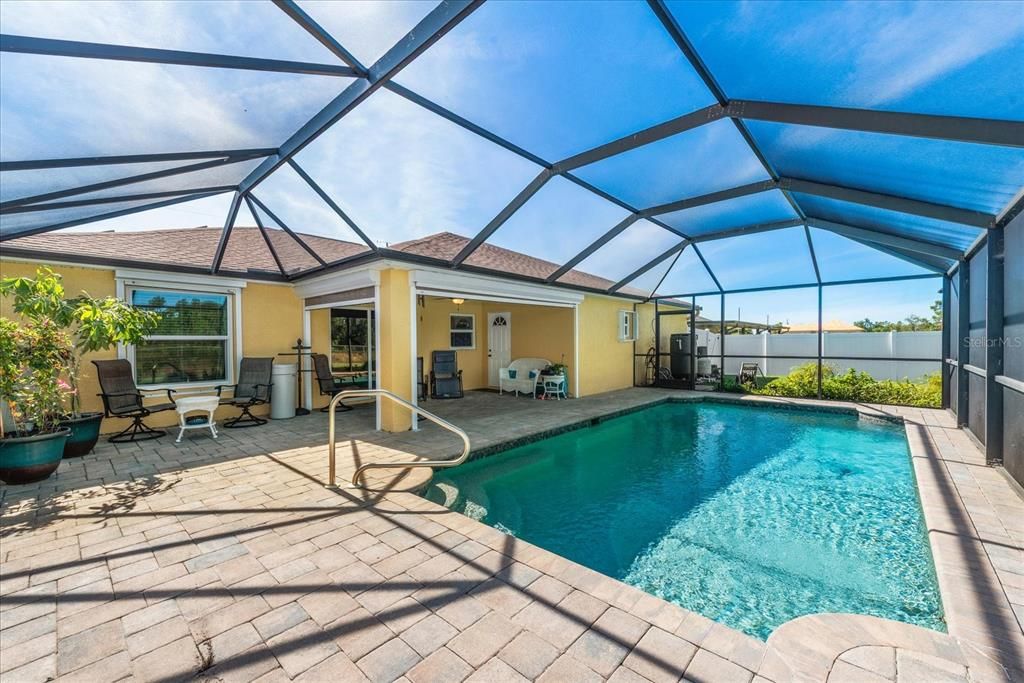 合同活跃: $299,000 (3 贝兹, 2 浴室, 1725 平方英尺)