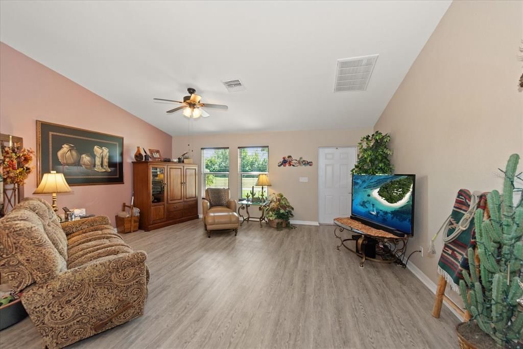 合同活跃: $299,000 (3 贝兹, 2 浴室, 1725 平方英尺)