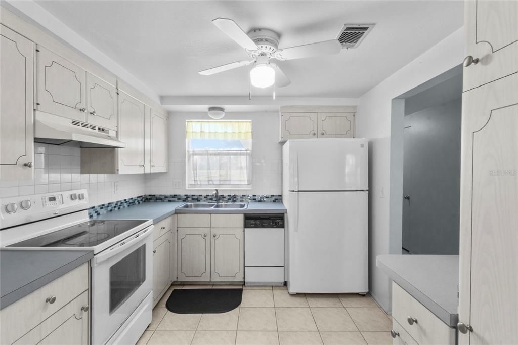 待售: $175,000 (2 贝兹, 2 浴室, 1195 平方英尺)