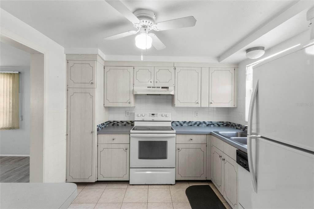 待售: $175,000 (2 贝兹, 2 浴室, 1195 平方英尺)