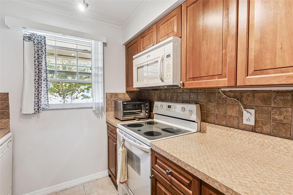Active With Contract: $175,000 (1 beds, 1 baths, 747 Square Feet)