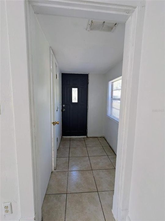 合同活跃: $185,000 (4 贝兹, 2 浴室, 1137 平方英尺)