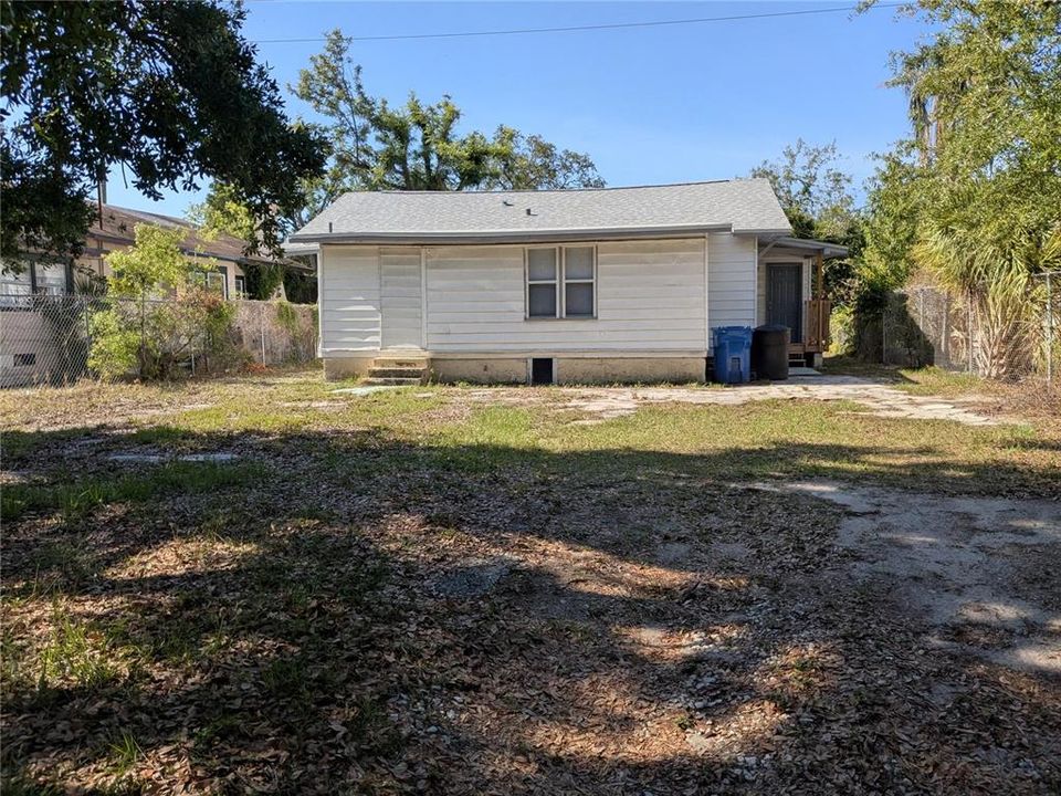 合同活跃: $185,000 (4 贝兹, 2 浴室, 1137 平方英尺)