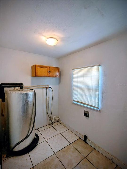 合同活跃: $185,000 (4 贝兹, 2 浴室, 1137 平方英尺)