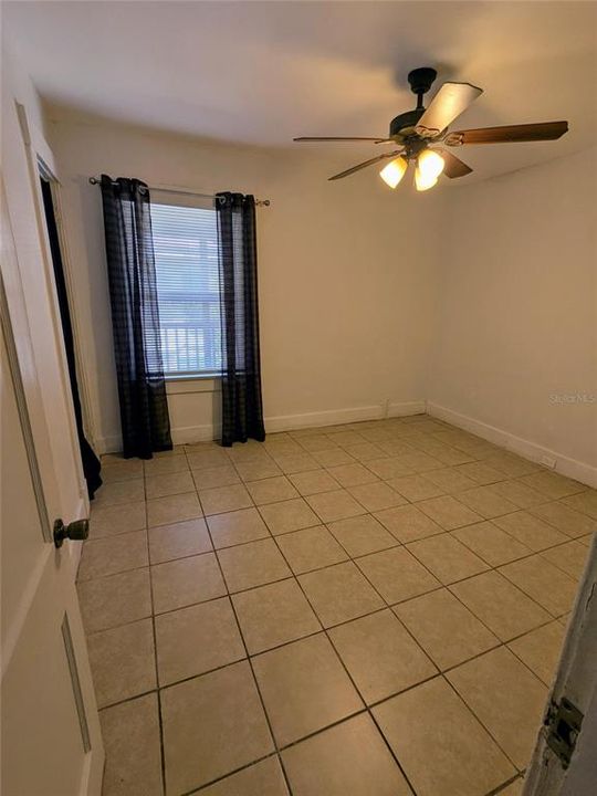 合同活跃: $185,000 (4 贝兹, 2 浴室, 1137 平方英尺)