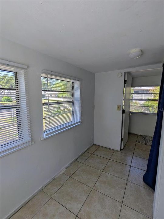 合同活跃: $185,000 (4 贝兹, 2 浴室, 1137 平方英尺)