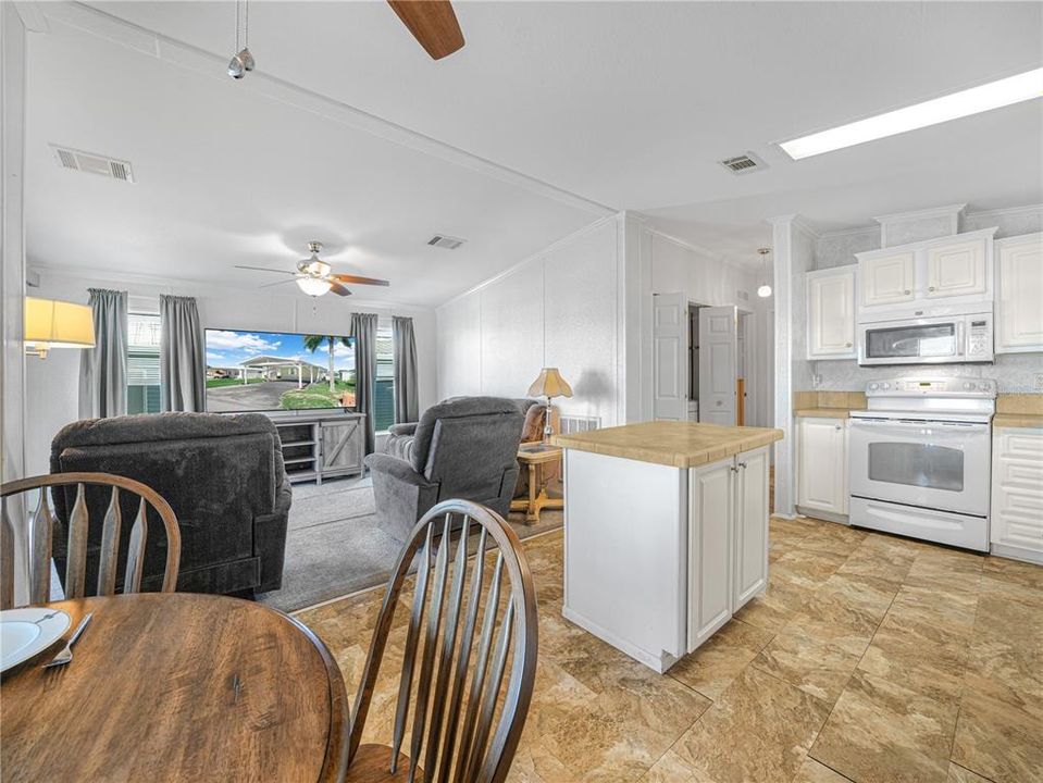 For Sale: $224,900 (2 beds, 2 baths, 840 Square Feet)