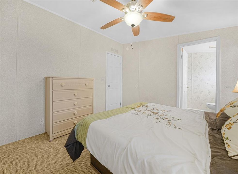 For Sale: $224,900 (2 beds, 2 baths, 840 Square Feet)