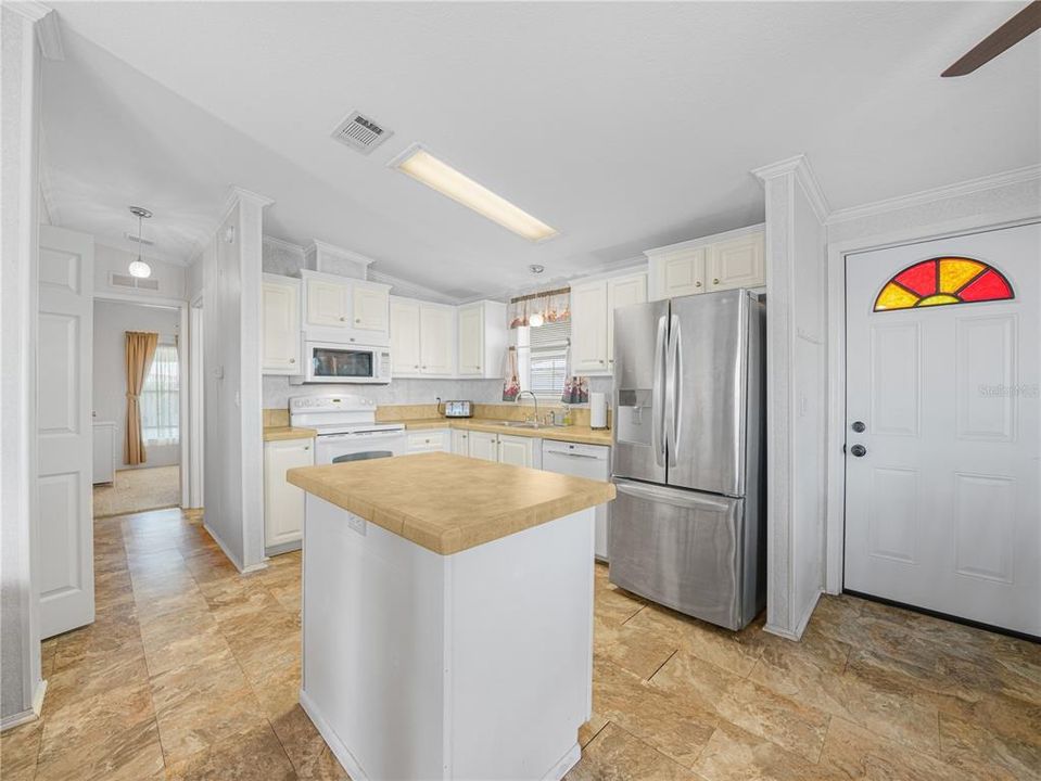 For Sale: $224,900 (2 beds, 2 baths, 840 Square Feet)