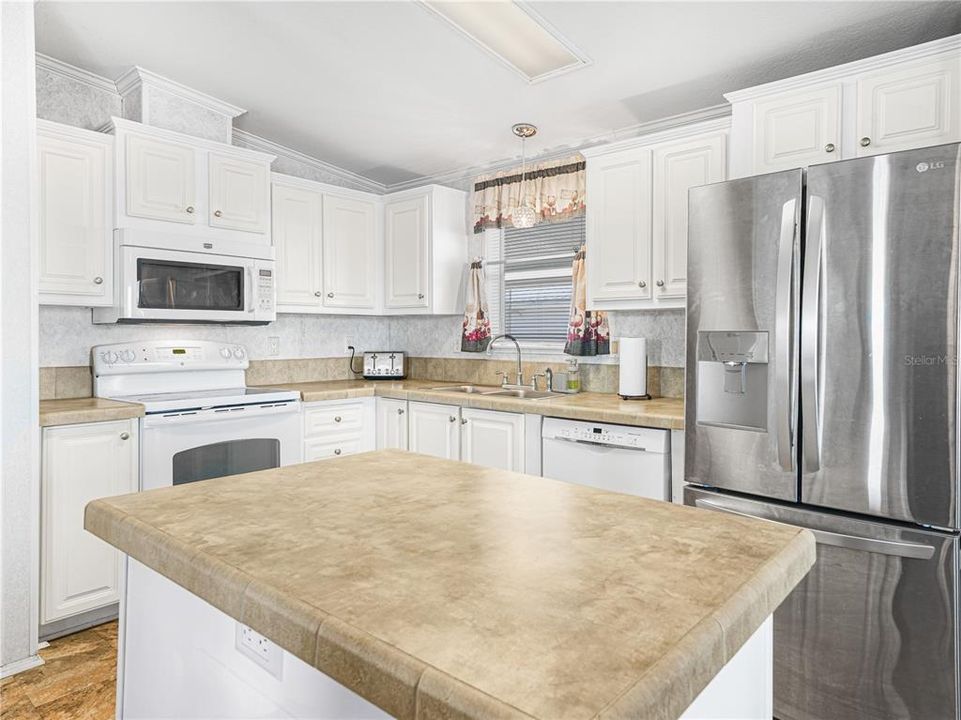 For Sale: $224,900 (2 beds, 2 baths, 840 Square Feet)