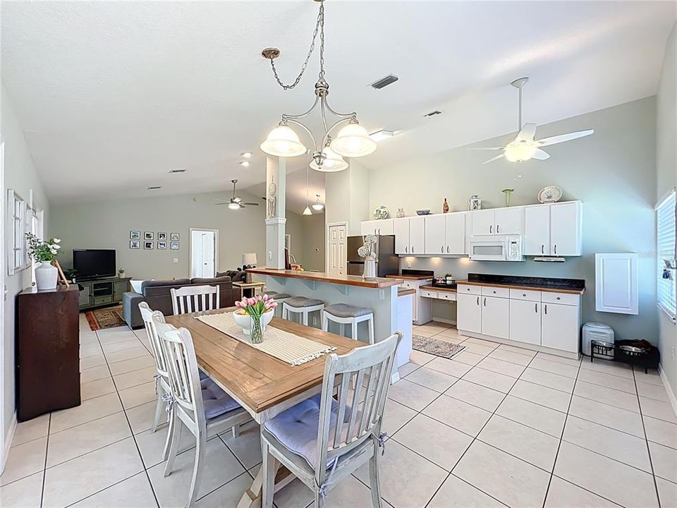 Activo con contrato: $289,000 (2 camas, 2 baños, 1406 Pies cuadrados)