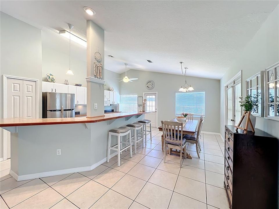 Activo con contrato: $289,000 (2 camas, 2 baños, 1406 Pies cuadrados)