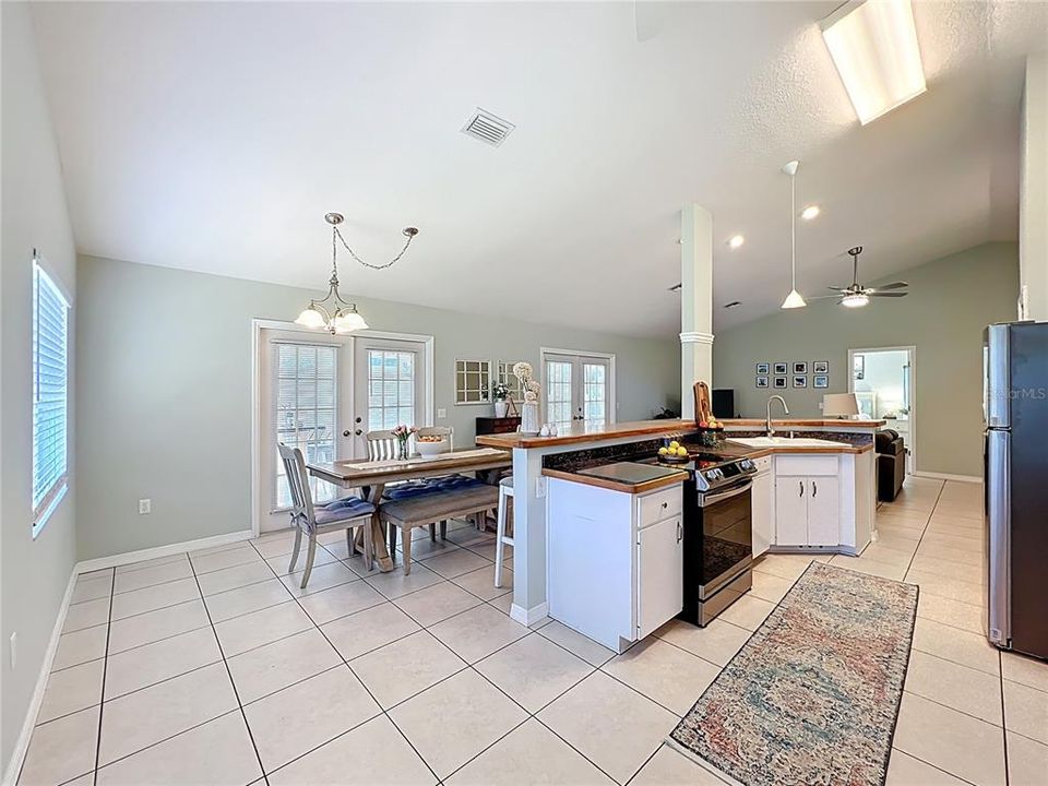 Activo con contrato: $289,000 (2 camas, 2 baños, 1406 Pies cuadrados)