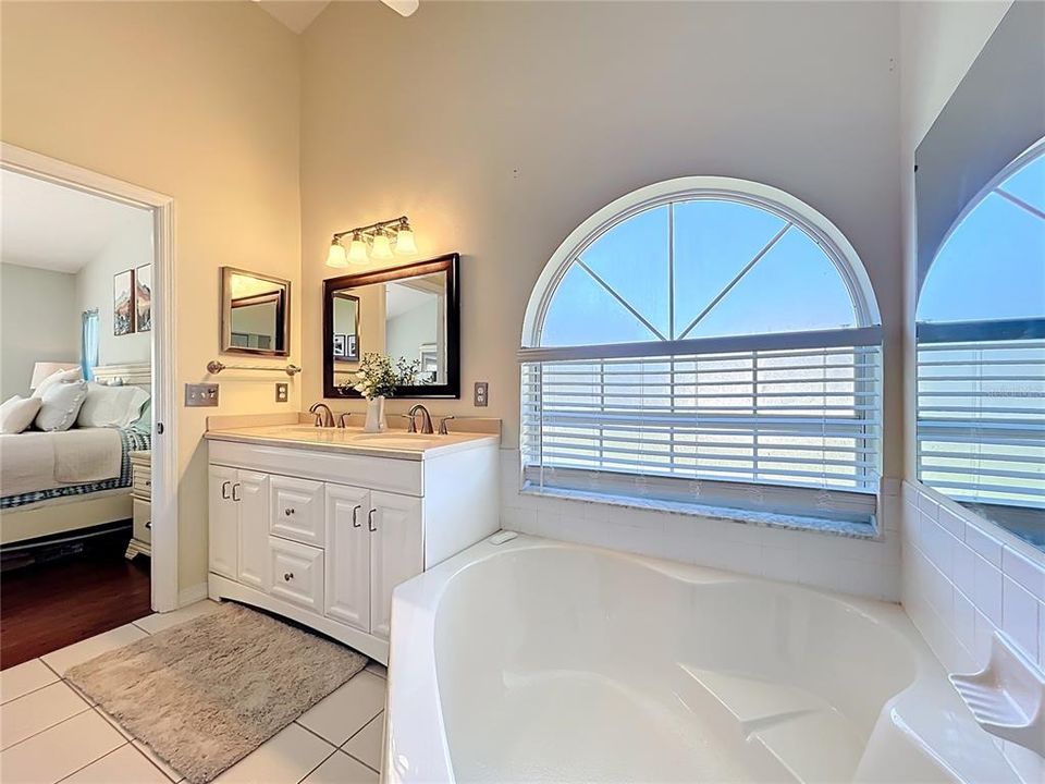 Activo con contrato: $289,000 (2 camas, 2 baños, 1406 Pies cuadrados)