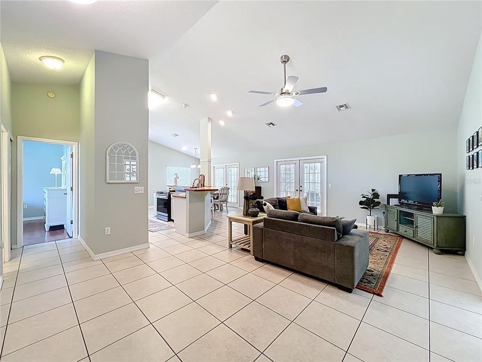 Activo con contrato: $289,000 (2 camas, 2 baños, 1406 Pies cuadrados)