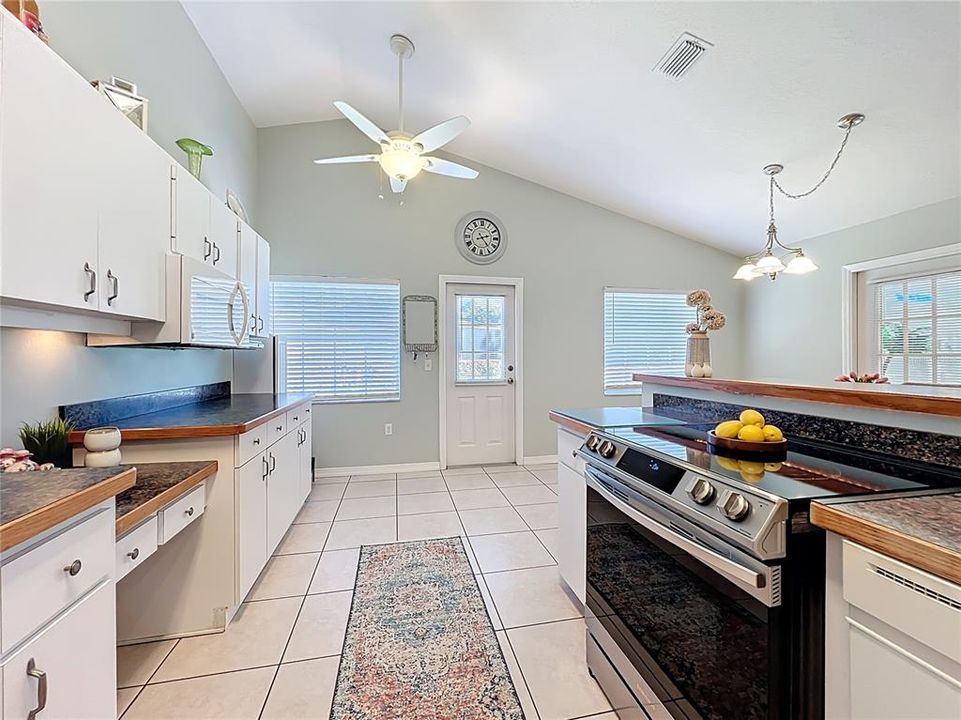 Activo con contrato: $289,000 (2 camas, 2 baños, 1406 Pies cuadrados)